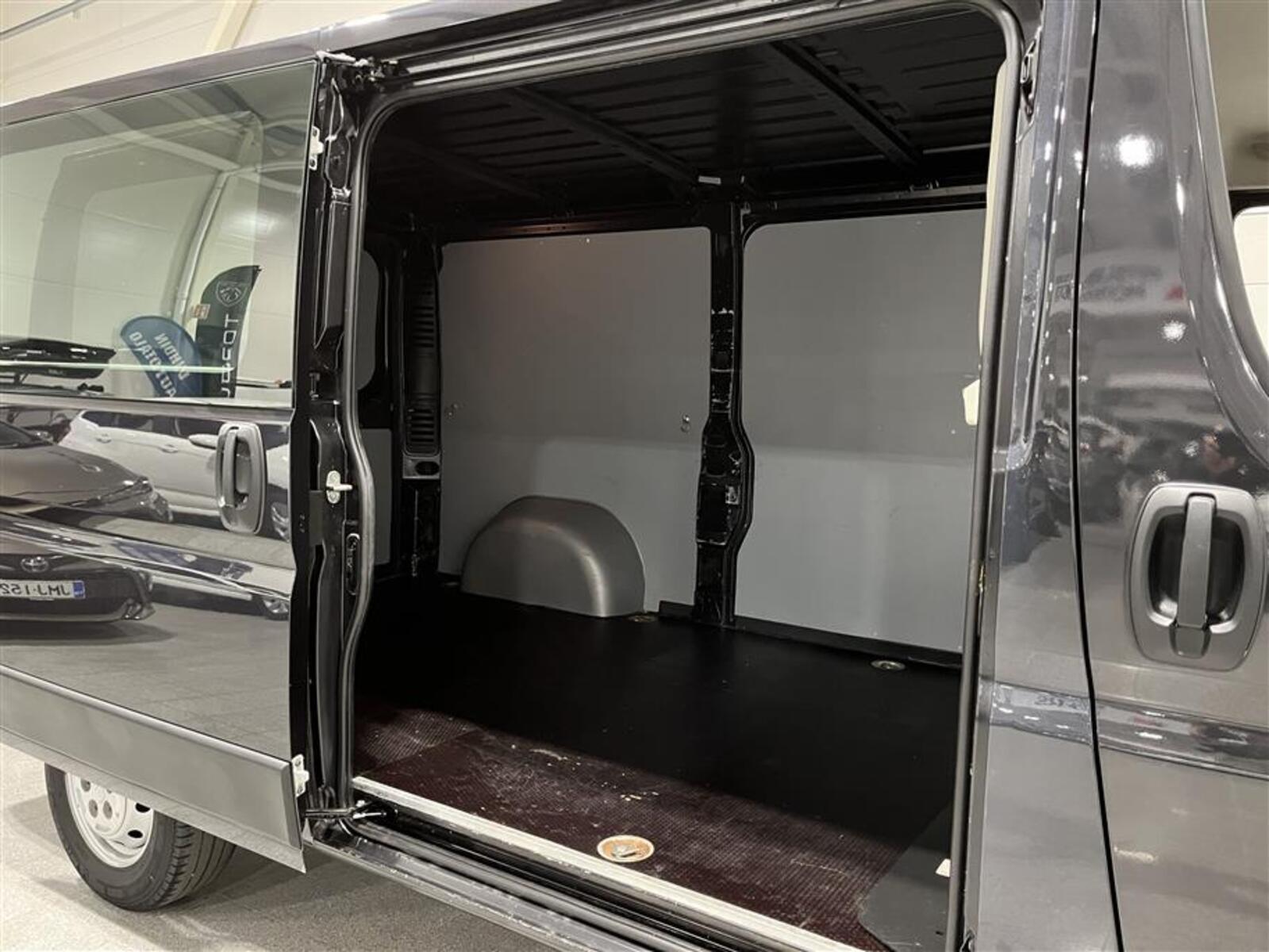CITROEN JUMPER BlueHDi 130 35 L2H1/ 1.om / Merkkihuollettu / Vetokoukku / Metalliväri / Vanerointi / Webasto /, vm. 2019, 155 tkm