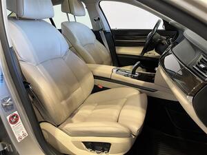 BMW 730 TwinPower Turbo A F01 Sedan / Imuovet / Navi / Peruutuskamera / Kattoluukku / Vaalea nahkaverhoilu /, vm. 2011, 245 tkm (12 / 34)