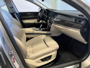 BMW 730 TwinPower Turbo A F01 Sedan / Imuovet / Navi / Peruutuskamera / Kattoluukku / Vaalea nahkaverhoilu /, vm. 2011, 245 tkm (13 / 34)