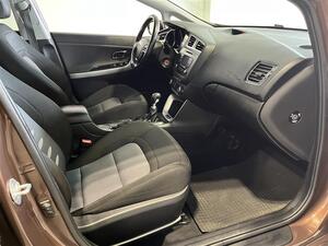 Kia Ceed 1,6 CRDi ISG EX SW EcoDynamics / Peruutuskamera / Moottorilmmitin + sispistoke / Vetokoukku /, vm. 2015, 190 tkm (10 / 25)